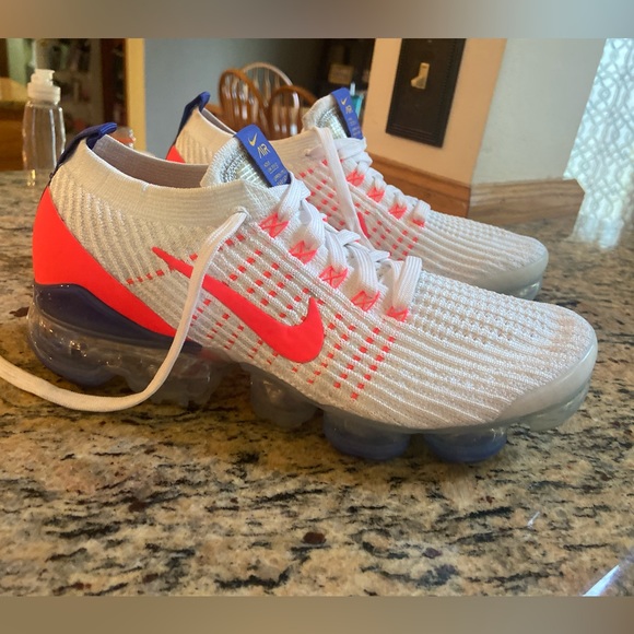 Nike Vapormax sneaker. - Picture 2 of 3